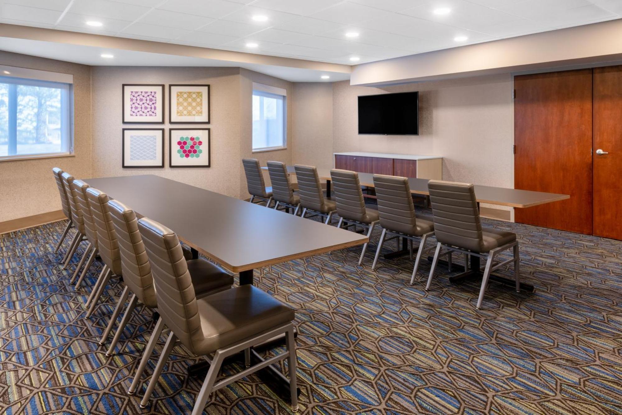 Holiday Inn Express & Suites Colorado Springs-Airport By Ihg Exterior photo