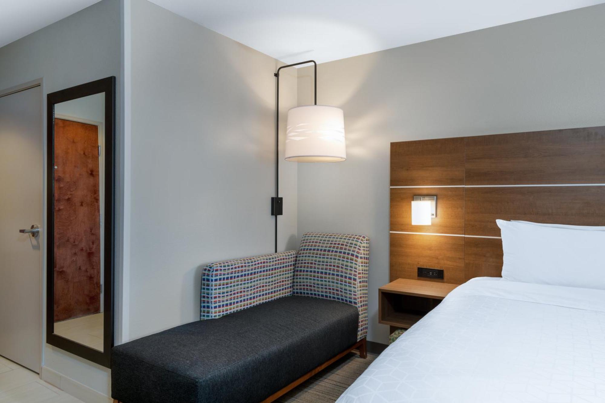 Holiday Inn Express & Suites Colorado Springs-Airport By Ihg Exterior photo